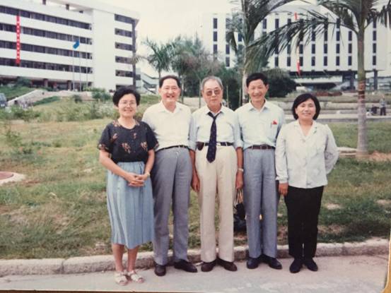 左一:夏之熙老师 中:深大首任校长张维院士 右一:遇平静老师 (2)