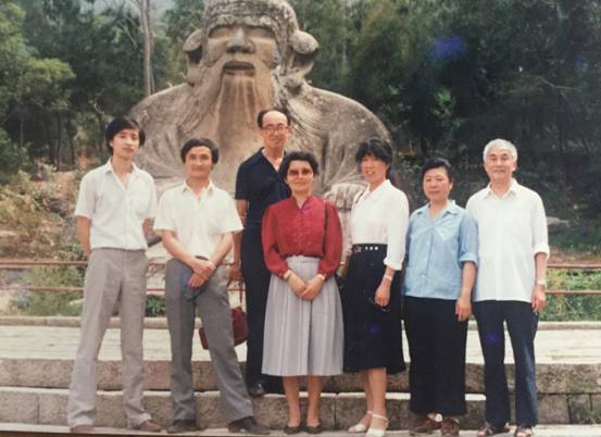 左起张谦、王家远、李著璟(清华)、夏之熙(清华)、岳莲珍、赵教授夫人、赵文蔚(清华)